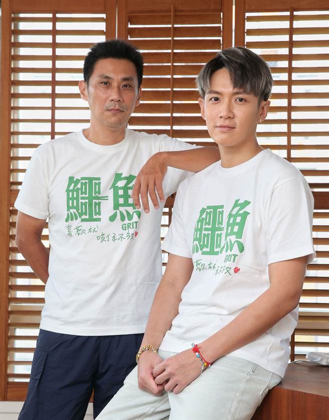 柯震东（右）、导演陈大璞宣传电影《鱷鱼》。（王英豪摄）