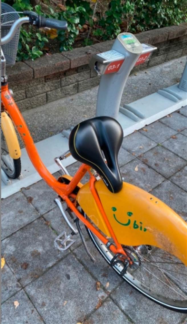 女网友租借YouBike，发现坐垫被反转，骑了3公尺才发现车子爆胎又掉链子。(摘自Dcard)