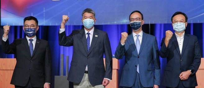 中天新闻18日举办《国民党主席大擂台-有胆来辩》辩论会，左起江启臣、张亚中、朱立伦、卓伯源。(图/资料照，中天新闻提供)
