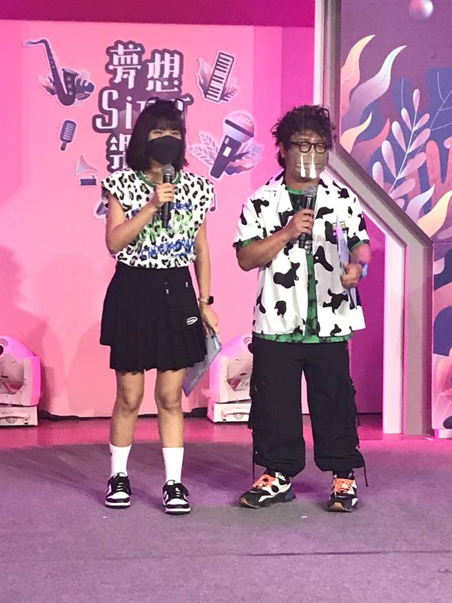 納豆、峮峮一起主持17LIVE《夢想Sing樂園》。（17LIVE提供）