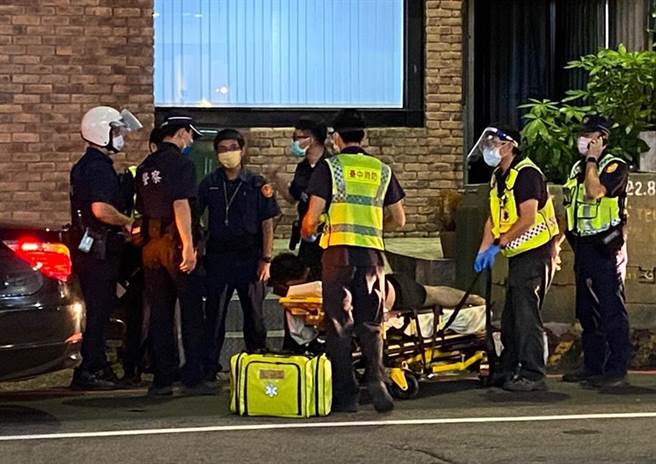 台中市精明商圈晚间惊传街头砍人，警方获报赶到现场处理。（民眾提供）