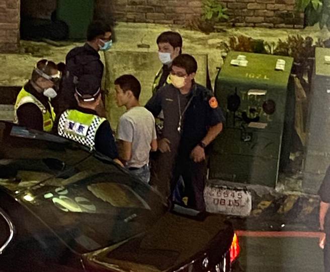 台中市精明商圈晚间惊传街头砍人，警方获报赶到现场处理。（民眾提供）