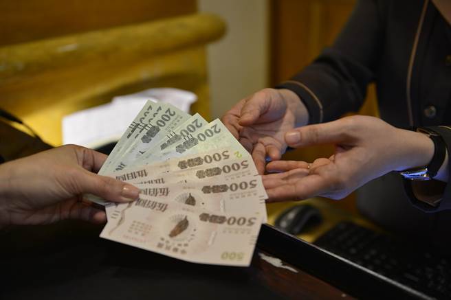 高雄汉来饭店抢攻振兴五倍券商机，推出超杀住宿优惠，最低每房2000元。（图为去年三倍券画面／汉来饭店提供／柯宗纬高雄传真）