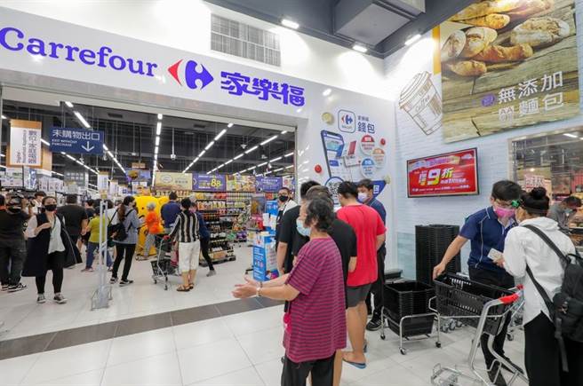 家乐福10月32周年庆适逢五倍券上路，端出30亿元振兴金大推专属会员活动。（家乐福提供）