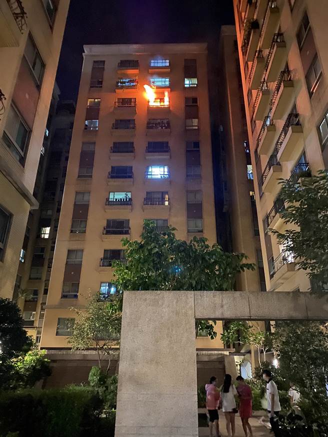 新北市土城福安街爱迪生社区今晚间11时许传出火警，建筑物10楼冒出熊熊火光，警消紧急派员抢救疏散其余住户。（消防局提供）