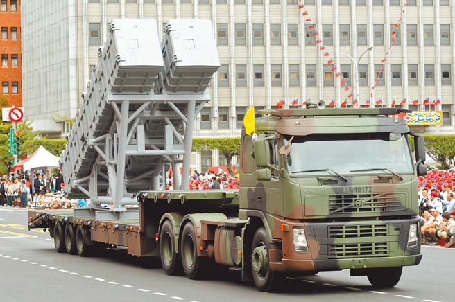 有「航母杀手」之称，由中科院研发的雄风三型反舰飞弹发射箱，今年将参加国庆庆视活动。图为雄三发射箱在2011年国庆展演成瞩目焦点。（本报资料照片）