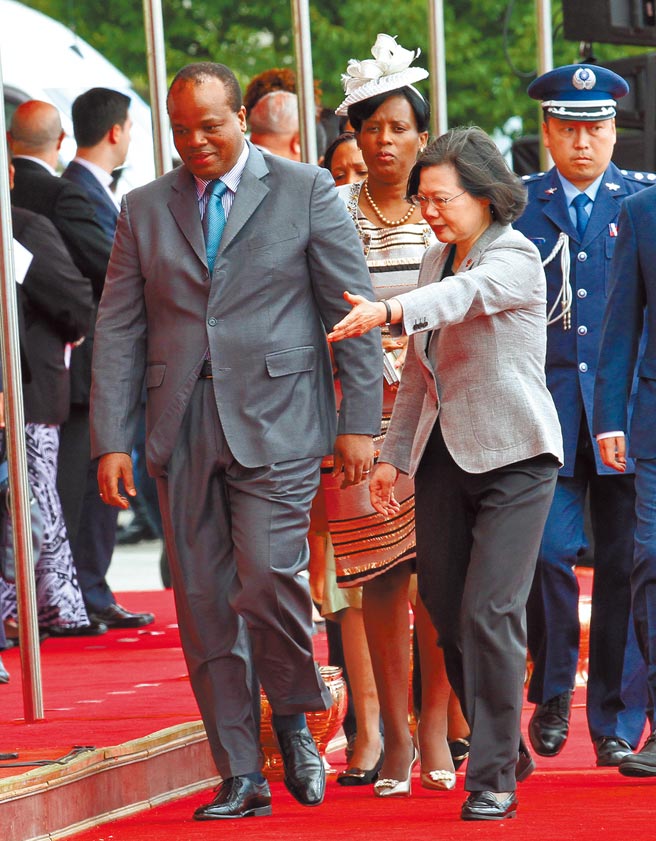 政府推动「非洲计画」3年，国策顾问游万丰吐槽「没有具体成果」。图为2018年蔡英文总统以军礼欢迎来访的史瓦帝尼国王恩史瓦帝三世（左）。（本报资料照片）