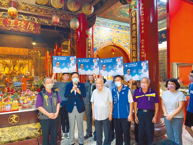 圖為員林衡文宮參香祈福。