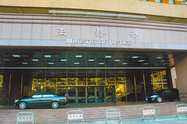 据法务部统计，近10年犯罪被害补偿共发出29.7亿元，但检察官仅追回1.7亿。(本报资料照片)