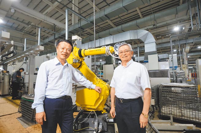 嘉義縣長翁章梁（左）成功爭取嘉義科學園區，產業榮景可期。右為總統府資政、和大工業董事長沈國榮。（嘉義縣政府提供／呂妍庭嘉義傳真）