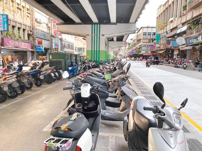 基隆市政府计画在爱一路中正高架桥下，设置二层楼钢构机车停车场。（基隆市议员童子玮提供／陈彩玲基隆传真）