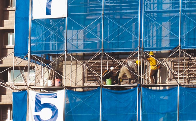 北市副市长任内率先推出囤房税的张金鹗强调，要缓解房价须多管齐下，不能只单一解方，但实证研究，囤房税绝对有助益。图为兴建中的建案。（本报资料照片）