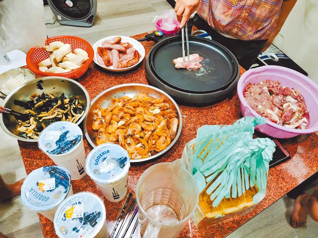 桃园市警局中秋连假期间，截至21日晚间8点，接获217件跟烤肉相关检举报案，不过多以劝导为主，且部分是乌龙举发，并未制单裁罚。（读者提供／赖佑维桃园传真）