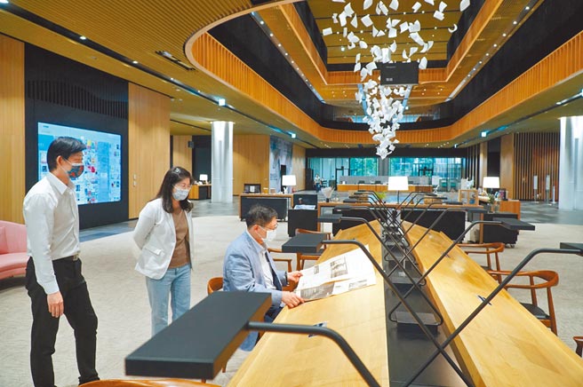 新竹縣長楊文科到台南總圖取經，體驗在寬敞舒適的閱覽空間看書報。（新竹縣政府提供／羅浚濱新竹傳真）
