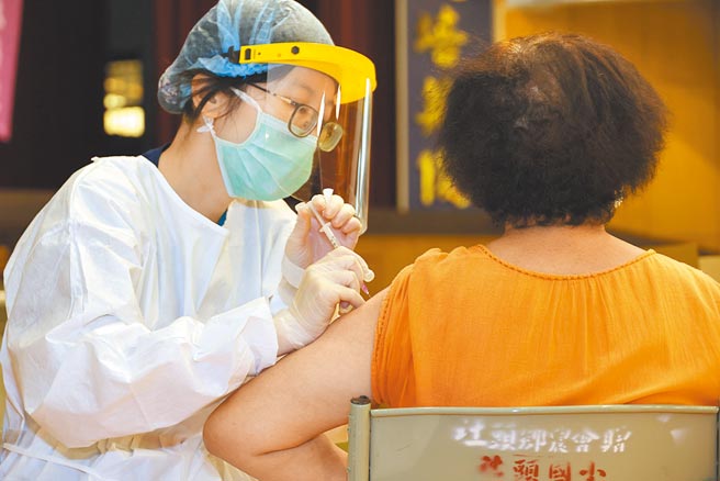 學生校園接種BNT疫苗，23日起將在高中職和五專校園全面開打，為了避免學生暈針，將採分區分流、獨立空間施打模式。（本報資料照片）
