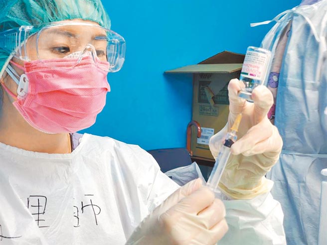 云林县23日起将开打校园BNT疫苗，合约医疗院所戒慎恐惧，云林县卫生局日前已做完教育训练，必要时，各乡镇市卫生所人员会从旁协助，图为一名医护人员抽疫苗。（周丽兰摄）