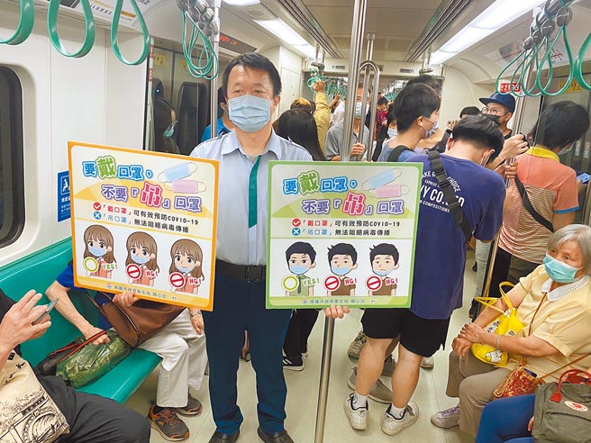 高捷机动加开列车外，在捷运及轻轨重点车站，都与捷警合作加派人手举牌，提醒搭乘旅客要戴好口罩。（高捷提供／刘宥廷高雄传真）