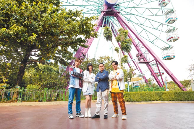 告五人邀請蔡振南（右二）演出新歌MV。（相信音樂提供）