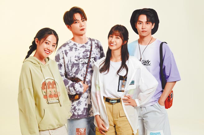 古曜威（左二）日前與好友徐謀俊（右起）、陳敬宣、安婕希一同拍攝新歌MV。（單純夢想文創事業提供）