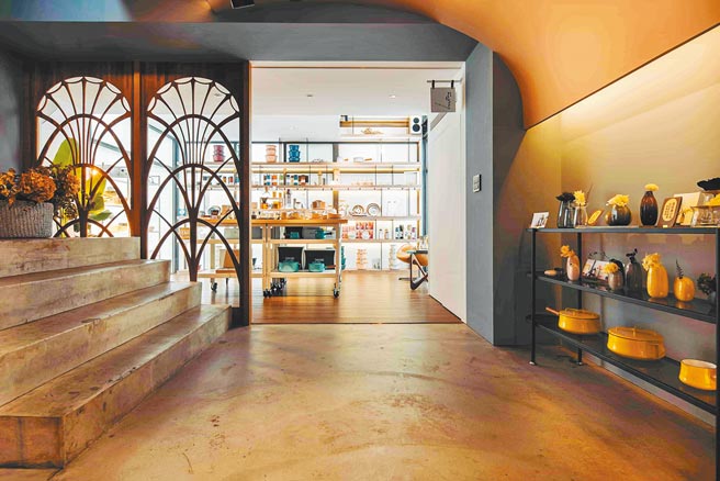 位於台中的Loopeco生活美學選物店，一樓以販售食品調味料、物產禮盒和生活器皿雜貨為主。（nest巢家居提供）