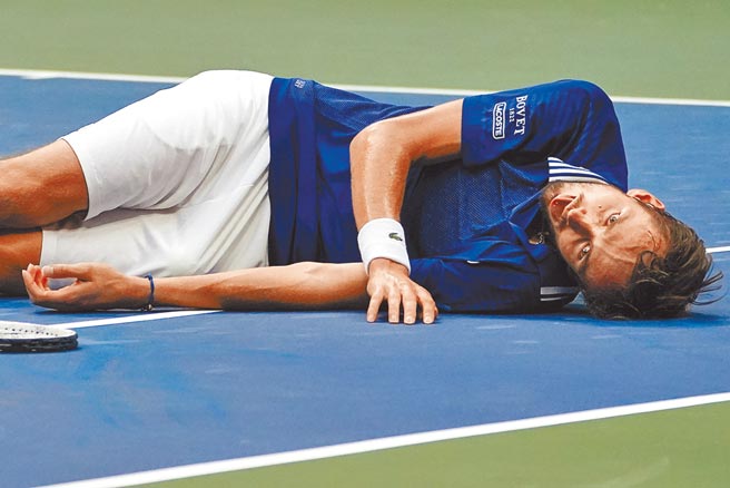 麥德維夫在美網決賽擊敗喬柯維奇後，倒在地上張嘴的慶祝動作，被謝淑薇形容成精靈寶可夢的「鯉魚王」。（美聯社）