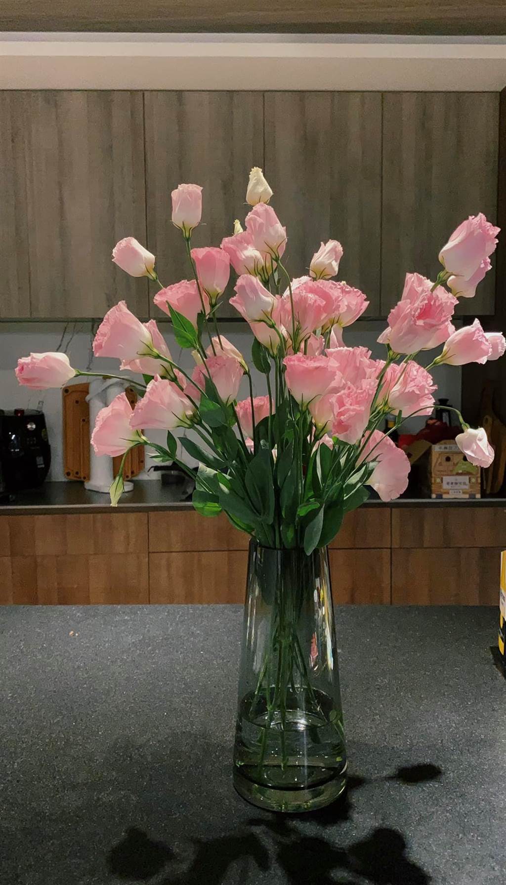 女網友分享全聯買的花卉一束6枝。（圖／翻攝自我愛全聯-好物老實説）