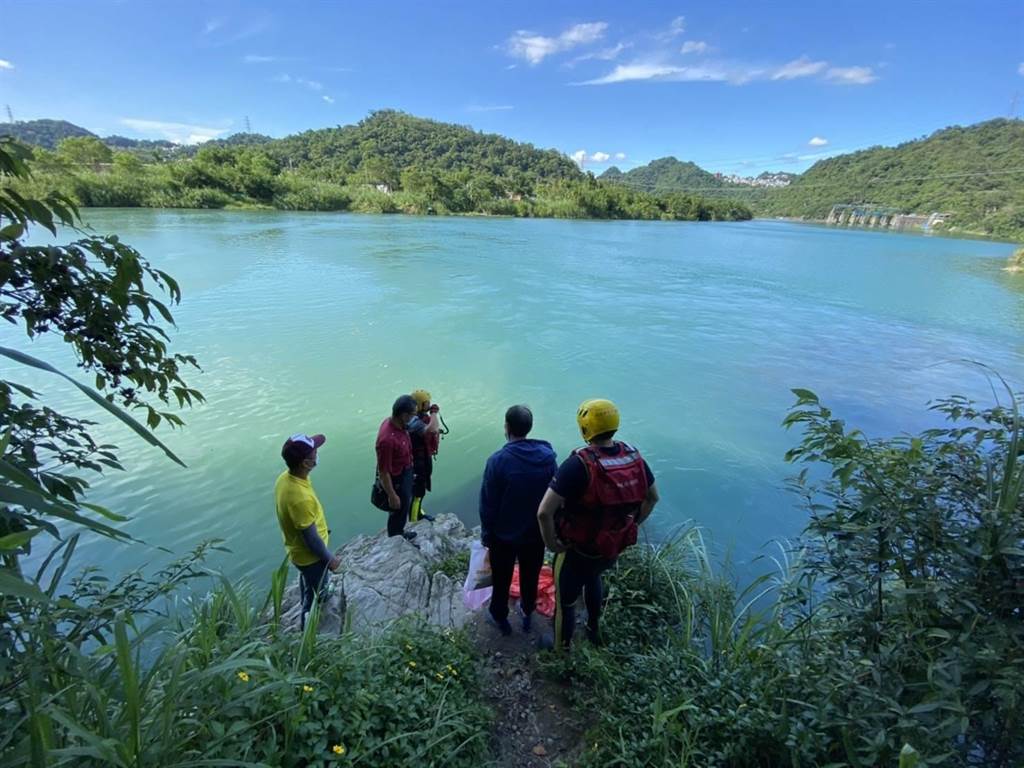 消防局派遣23人前往搜救，正往下游處逐步搜索。（翻攝）