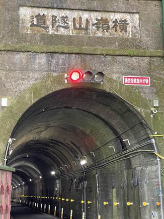台中海拔最高紅綠燈在這 1810公尺橫嶺山隧道口奪冠