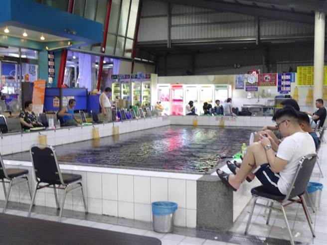 疫情肆虐，不少店家包括钓虾场，都转型为便当店维持生计。(示意图／资料照)