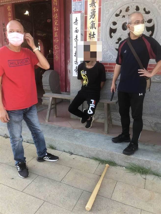 一名金湖派出所员警休假期间竟助友谈判斗殴，分局长获报后率队当场逮人，事后将他记大过调职。(李金生翻摄)

