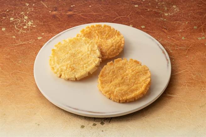 新光三越台北南西店日本展初登场，小仓山庄-小仓名月，综合包30入，610元。（新光三越提供）