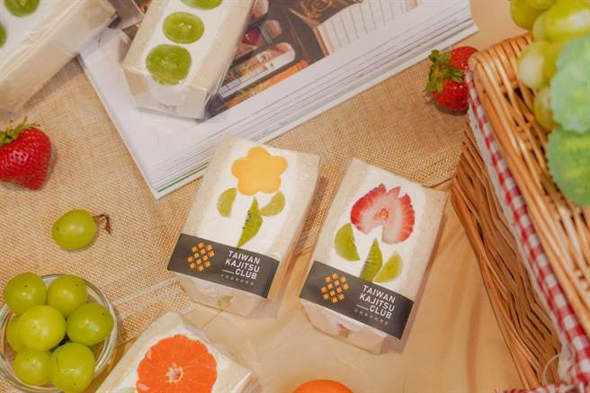 新光三越台北南西店日本展人气推荐，Fruit Club果实俱乐部-芒果花/草莓水果三明治，每个120元。（新光三越提供）