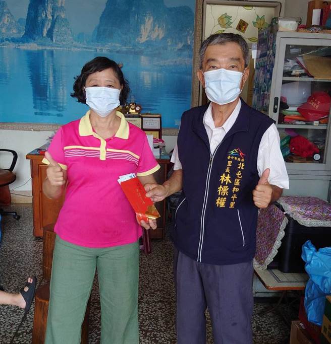 北屯区和平里致赠长辈敬老礼金。（台中市政府提供）