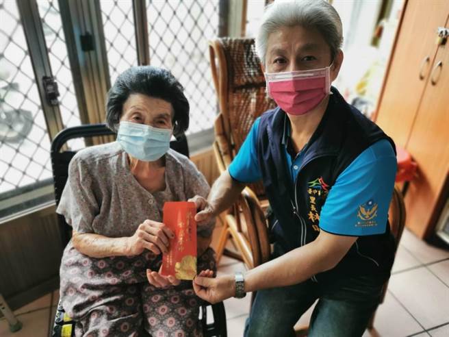 东区十甲里致赠长辈敬老礼金。（台中市政府提供）