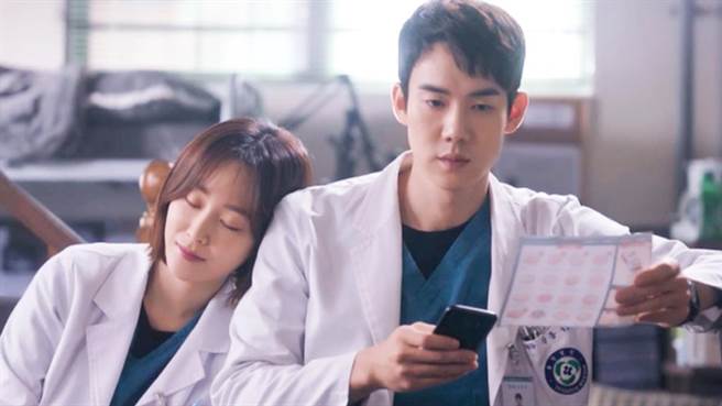 （《浪漫医生金师傅》剧照／翻摄自SBS官网）