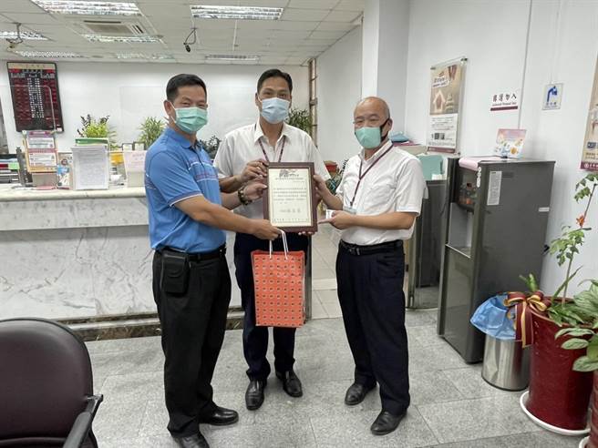 金湖分局長林炎巨贈牌給臺灣銀行金門分行襄理張金育，感謝在第一線把關阻詐。（警方提供）
