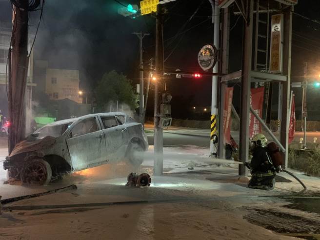 彰化市彰草路清晨3时30分发生轿车自撞电线杆，轰然霸炸，瞬间燃起一片火海，彰化县消防局第一大队前往救援。（民眾提供／吴敏菁彰化传真）
