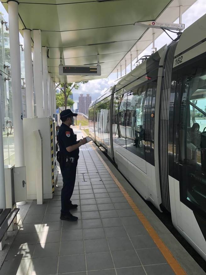 高市捷运警察在轻轨「软体园区」C7站巡签时，民眾捡到蔡姓女子的手机，送交给警方。（翻摄照片／石秀华高雄传真）
