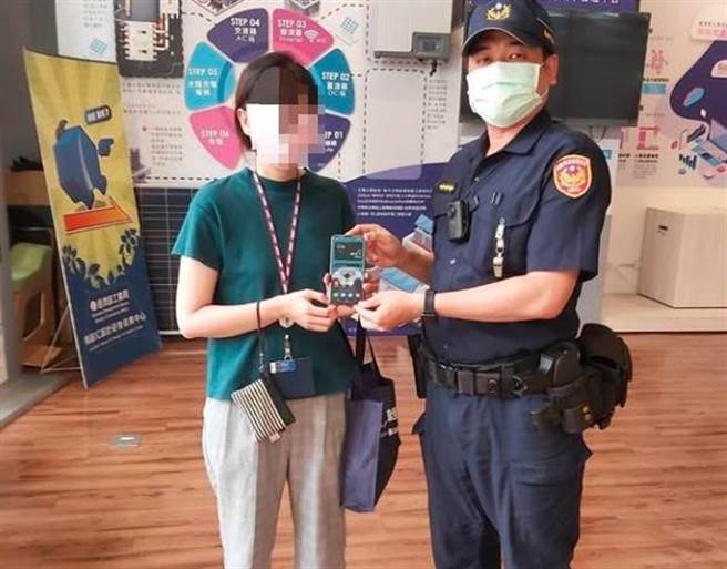 高市捷运警察将民眾寻获的手机，送还给失主蔡姓女子。（翻摄照片／石秀华高雄传真）