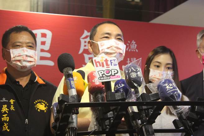新北市長侯友宜（中）今上午出席萬里蟹宣傳活動表示，昨晚接到相關訊息，但該名員工按照傳統標準的PCR採檢是陰性。（陳慰慈攝）