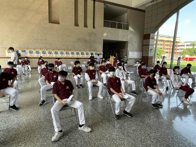 高雄三信家商上午8时30分开始为学生施打BNT疫苗。（洪浩轩摄）