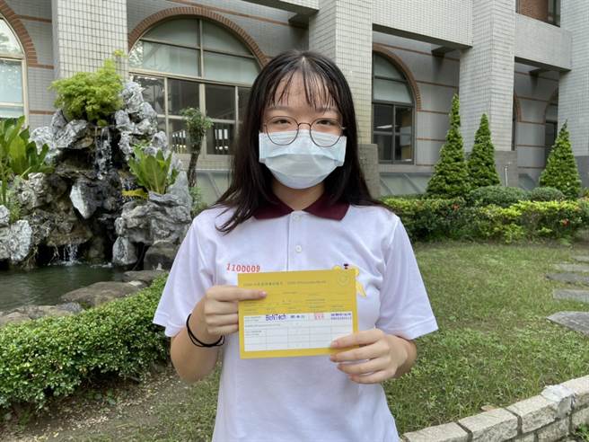 彭姓女同学施打完疫苗后没有身体不适的状况发生。（洪浩轩摄）