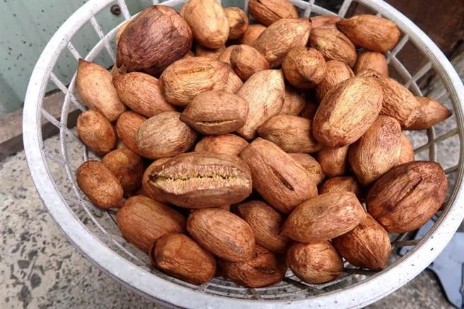 国民党立委马文君赴南投县信义乡，了解当地名产爱玉相关商品产制情形。（图／取自马文君脸书）