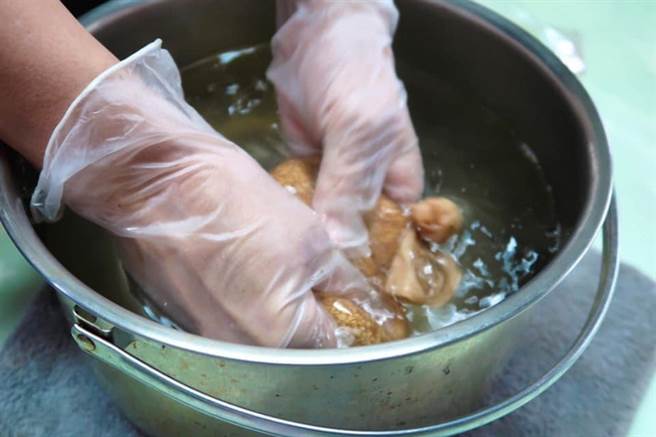 马文君赴南投县信义乡，亲自上阵「洗爱玉」。（图／取自马文君脸书）