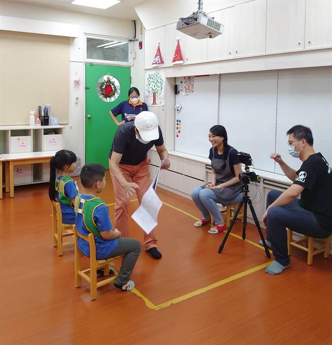 教育部拍摄手语影片，导演向小朋友解说拍摄内容。（教育部提供／林志成台北传真）