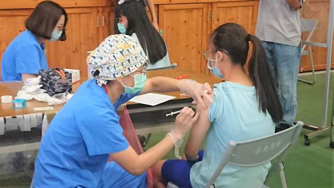 台东校园BNT疫苗今开打。（蔡旻妤摄）