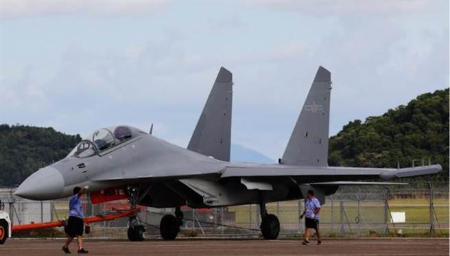 歼-16D电战攻击机9月21日已抵达广东珠海航展会场，预定在9月28日—10月3日的展期中首度公开亮相。（央视）