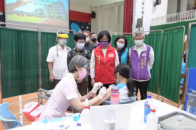 彰化县12至17岁学生符合施打BNT疫苗的学生有6万1818人，其中同意施打的有5万9345人，施打率约96％，23日开打首日，学生难掩兴奋神情，彰化县长王惠美一早也到学校视察接种情形。(吴建辉摄)