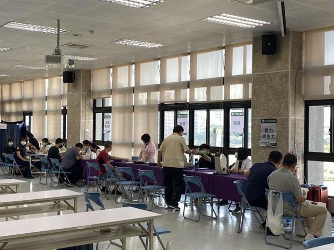 林口警分局為同仁安排健康檢查，參與健康檢查的員警相當踴躍，對於分局貼心安排紛紛大讚「揪甘心」。(戴志揚翻攝)