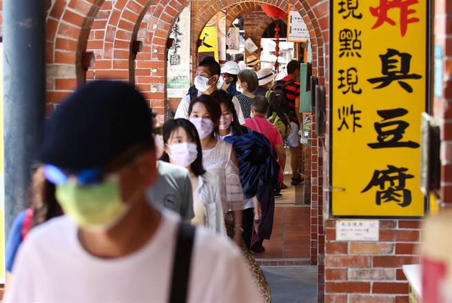 8大加码券中奖率出炉！千元国旅券最抢手，除了部用抽籤的好食券外，艺Fun券是中奖率最高的，约49%。图为民眾逛街。(陈俊吉摄)